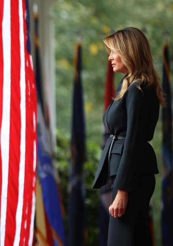 Melania Trump con traje de falda negro