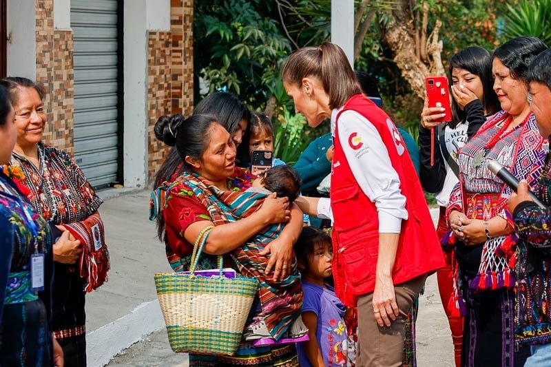 Doña Letizia siempre muy cariñosa con los niños