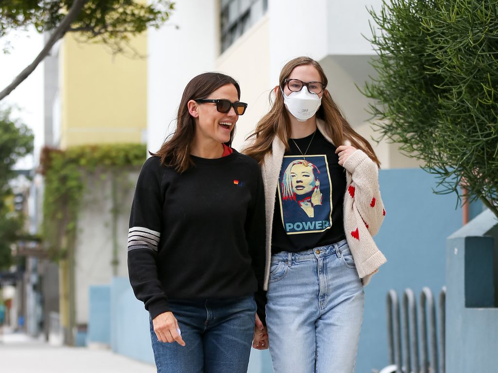 Jennifer Garner y su hija, Violet Affleck, con mascarilla por las calles de Los Ángeles 