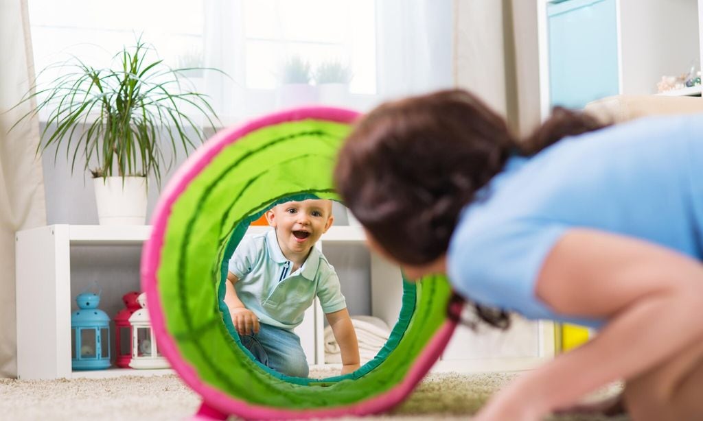 madre jugando divertida con su hijo en casa