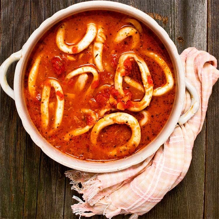 Guiso de calamares con tomate y aceite de menta