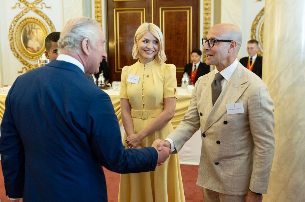 Carlos III con Stanley Tucci en un encuentro en el Palacio de Buckingham