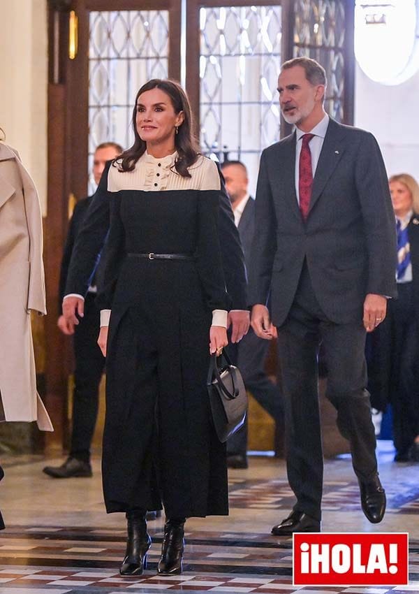 Doña Letizia estrena un favorecedor mono victoriano de pantalón 'culotte'