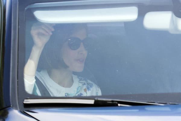 Doña Letizia llevaba gafas de sol y estaba muy sonriente, igual que don Felipe que era quien conducía
