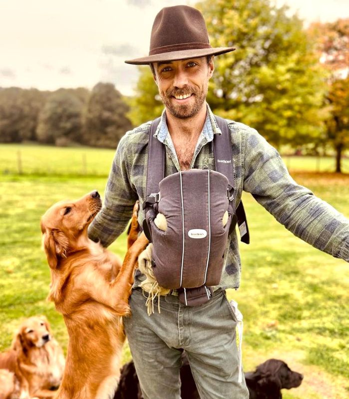 James Middleton con su hijo y sus mascotas