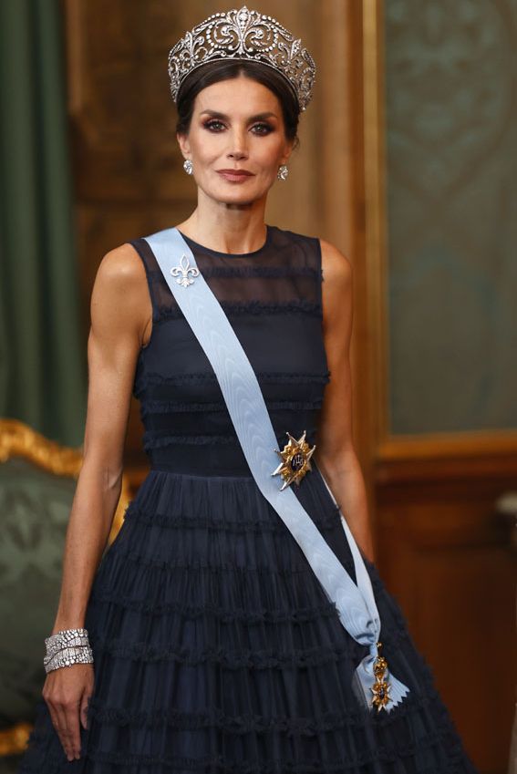 reina letizia look gala tiara suecia