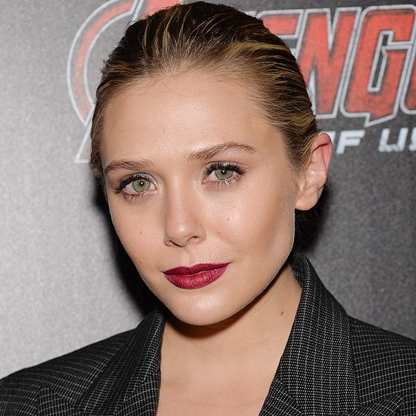 La siempre dulce y cándida Elizabeth Olsen nos muestra su versión más arriesgada y rockera con un recogido hacia atrás efecto mojado y un llamativo labial burdeos
