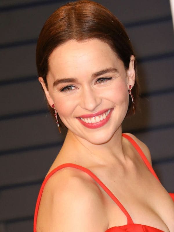 Emilia Clarke con labial rojo. 