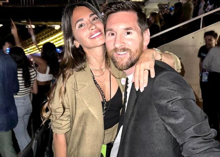 Antonela Roccuzzo y Leo Messi en el concierto de Coldplay