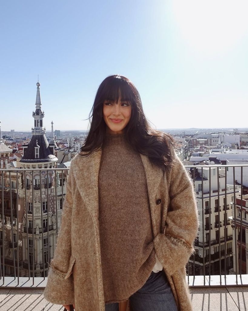 La influencer, quien vive en Madrid desde hace cinco años, casi siempre luce su cabellera con sus rizos naturales.