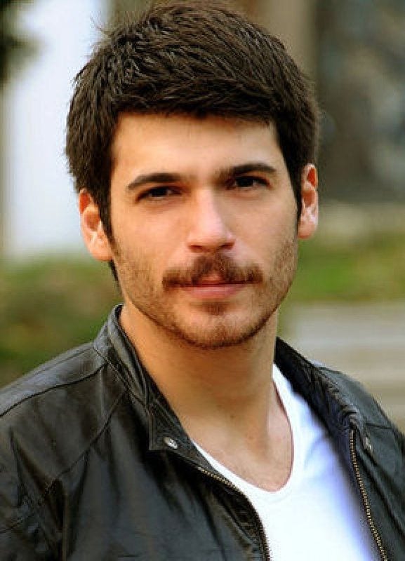 Can Yaman hizo su debut en el mundo de la interpretación en 2024 con la serie 'Gönül İşleri'