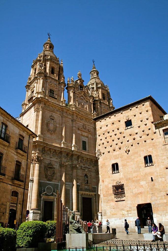 Salamanca, plaza con el edificio de La Clerecía y la Casa de las Conchas