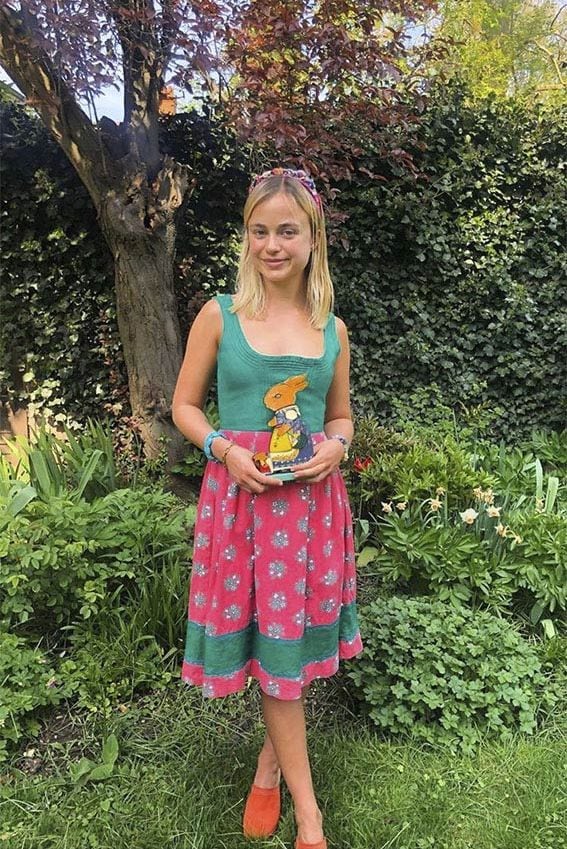 Lady Amelia Windsor con vestido delantal