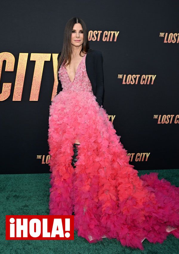 Sandra Bullock con vestizado... y botas infinitas de cuero!