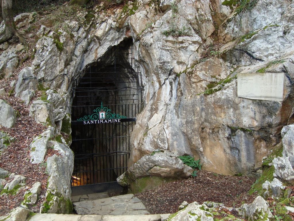 Entrada de la cueva de Santimamiñe, en Kortezubi, Urdaibai, País Vasco