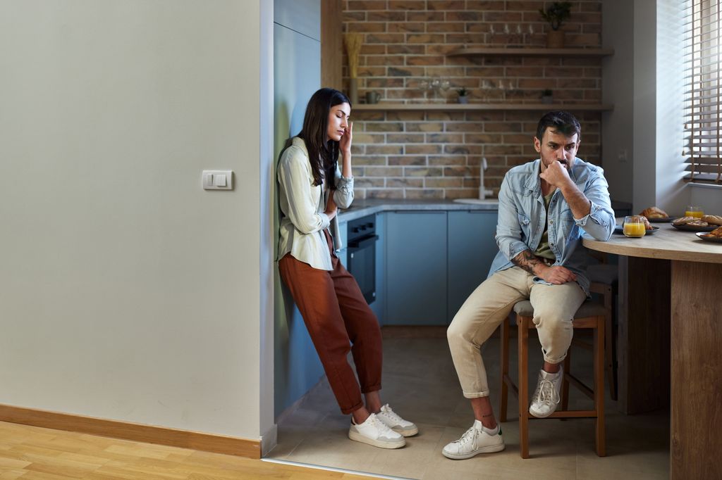 pareja en crisis en la cocina de casa