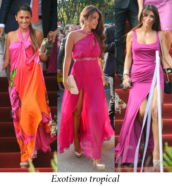 Antonella Rocuzzo, con un vestido tipo pareo de aire tropical en naranja y fucsia, y pelo recogido en una coleta alta, en la boda de Andrés Iniesta y Anna Ortiz que se celebró mirando al mar.
