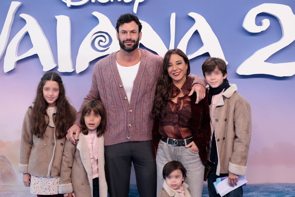 Jorge Pérez, su mujer, Alicia Peña, y sus cuatro hijos en el estreno de 'Vaiana 2' 