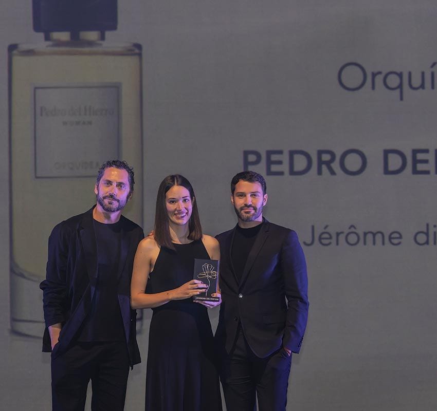 Gala de entrega de premios 2023 de la Academia del Perfume en los Teatros del Canal de Madrid: Paco León entregando el premio Lifestyle femenino: Orquídea de Pedro del Hierro.