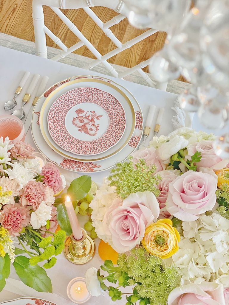 Mesa de verano con vajilla en blanco, rosa y dorado