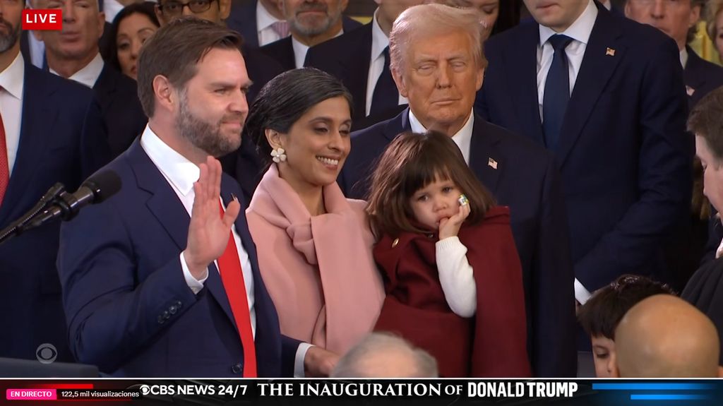 JD Vance tomando protesta como vicepresidente con su familia al lado