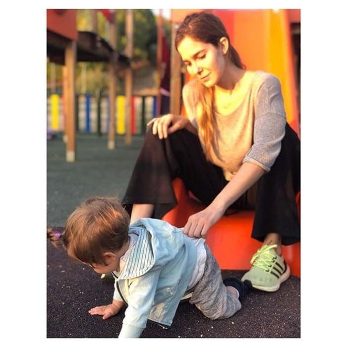 Natalia Sánchez y su hija Lía aprenden una valiosa lección en el parque