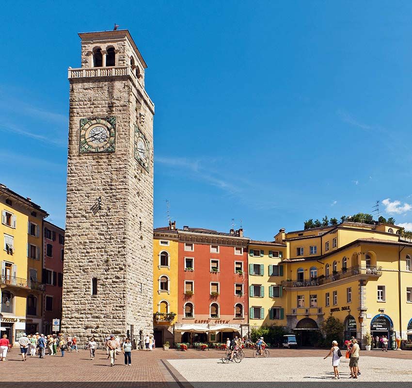 Alto Garda. Plaza de Riva di garda con la torre civica, Italia