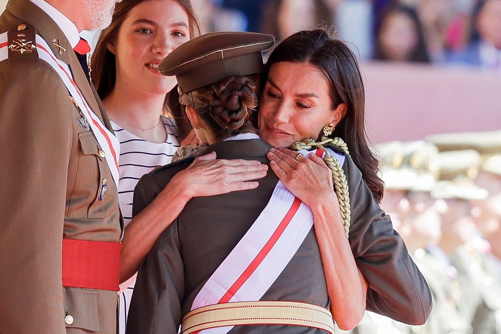 La reina Letizia abraza a la princesa Leonor durante la entrega de los despachos de empleo en la academia general militar de Zaragoza, el 3 de julio de 2024