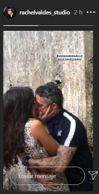 Alejandro Sanz y Rachel Valdés besándose