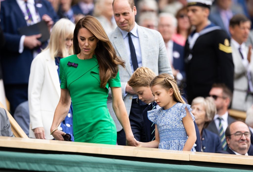 Los príncipes de Gales con sus hijos, George y Charlotte de GAles, en el Royal Box de Wimbledon el 16 de julio de 2023