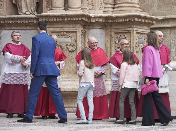 La familia ha ido saludando uno por uno a los distintos cargos eclesiásticos que les han recibido a su llegada
