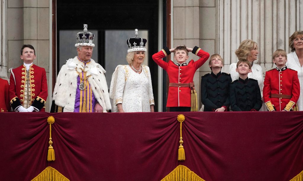 los nietos de camilla en el balc n del palacio de buckingham