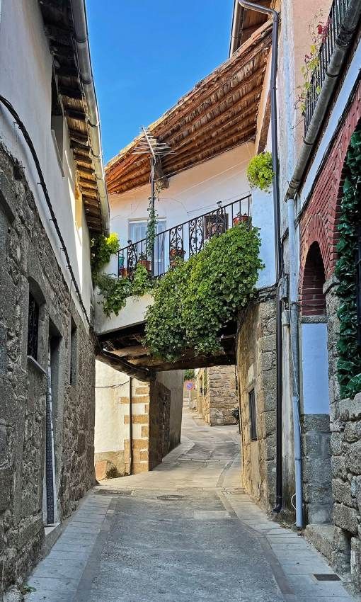 calle del bonito pueblo de gata en caceres