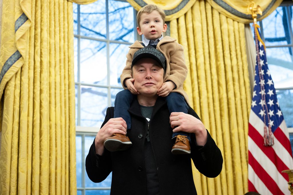 Elon Musk y su hijo X Æ A-12 en la Oficina Oval de la Casa Blanca junto al presidente Donald Trump