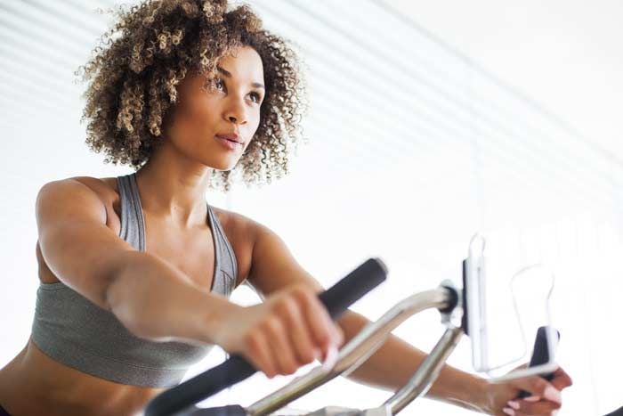 mujer haciendo spinning