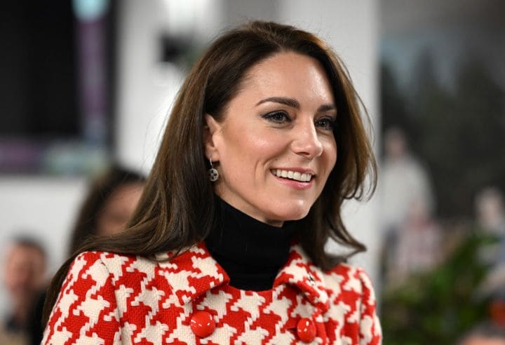 Kate Middleton ejerce como patrona del rugby con un abrigo rojo de pata de gallo