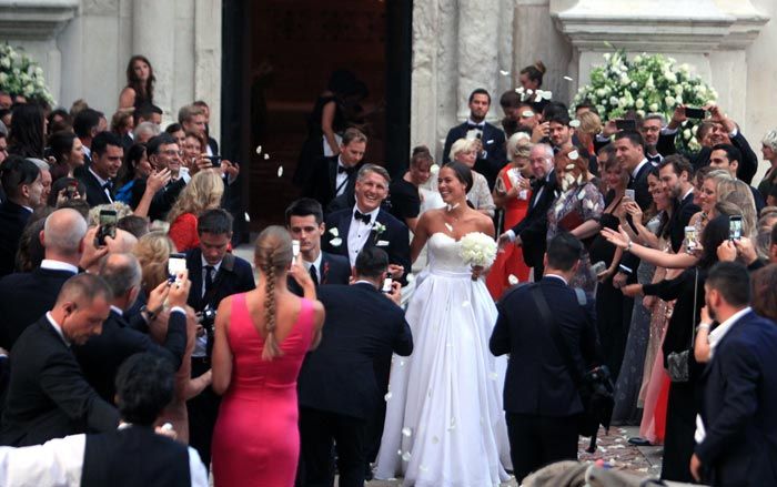 Ana y Bastian, convertidos en marido y mujer, salieron de la iglesia bajo una lluvia de pétalos de rosa blancos y una bandada de globos
