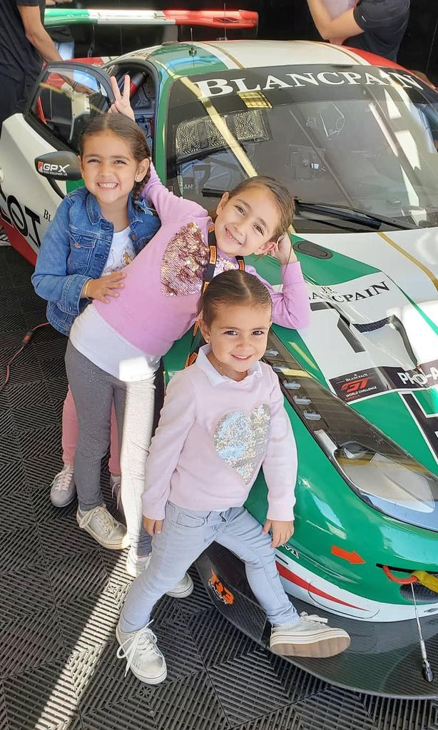 Jacky Bracamontes y sus hijas