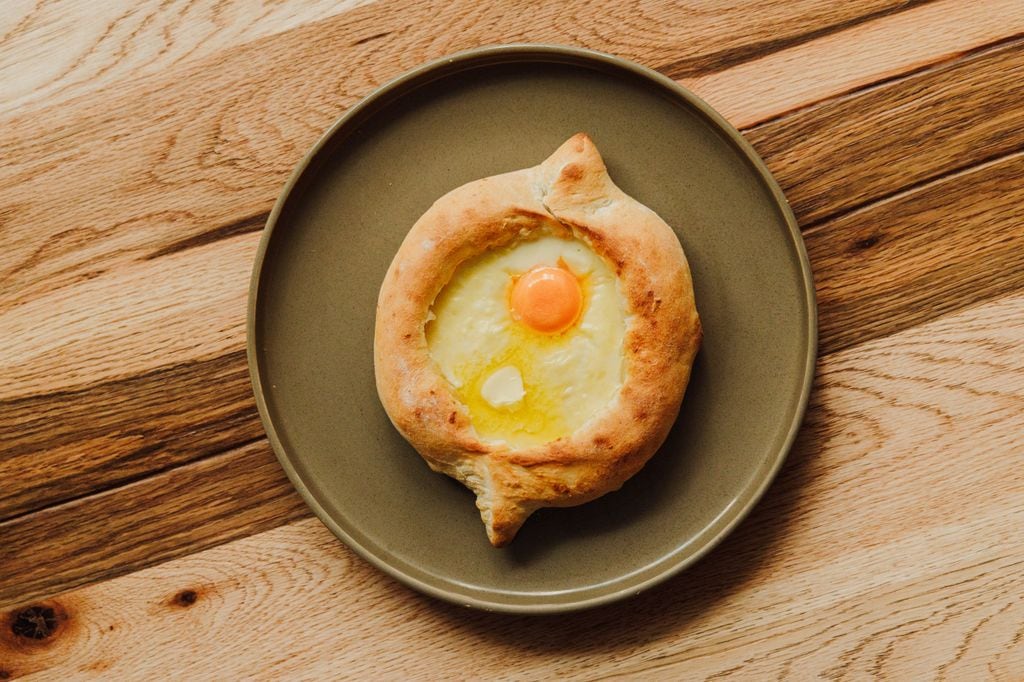 El 'khachapuri' se elabora con levadura y sal y se rellena, por lo general, con queso (fresco o curado) y, si lleva huevo se llama 'acharuli khachapuri.