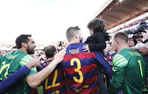 El pequeño, en brazos de su padre, se contagió de la alegría y el júbilo de la plantilla culé
