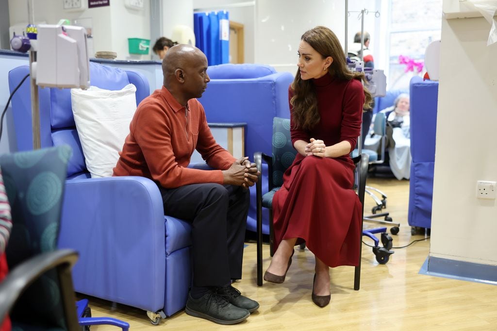  La princesa de Gales charla con algunos de los pacientes del hospital