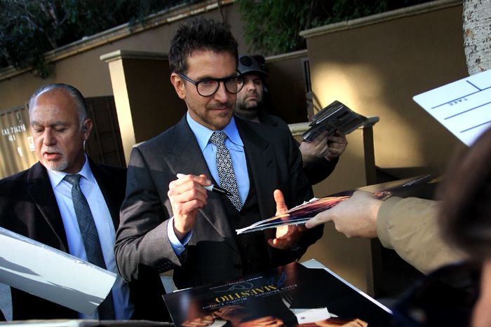 Bradley Cooper firma autógrafos