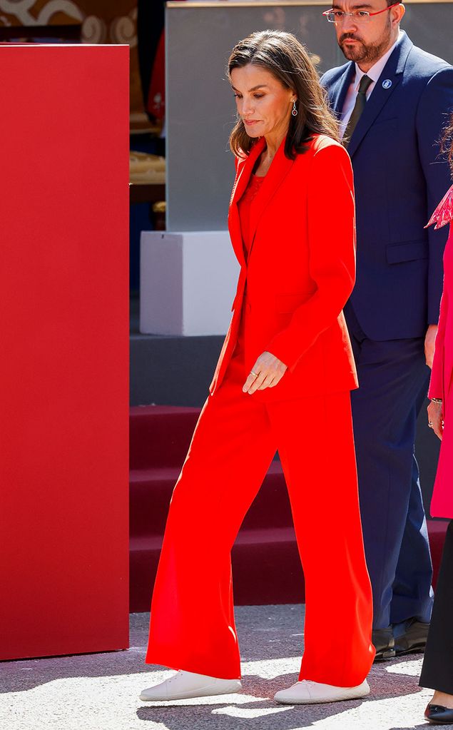 look-rojo-pendientes-reina-letizia