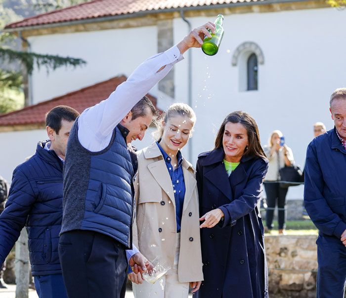 Escancian sidra delante de Leonor y Letizia