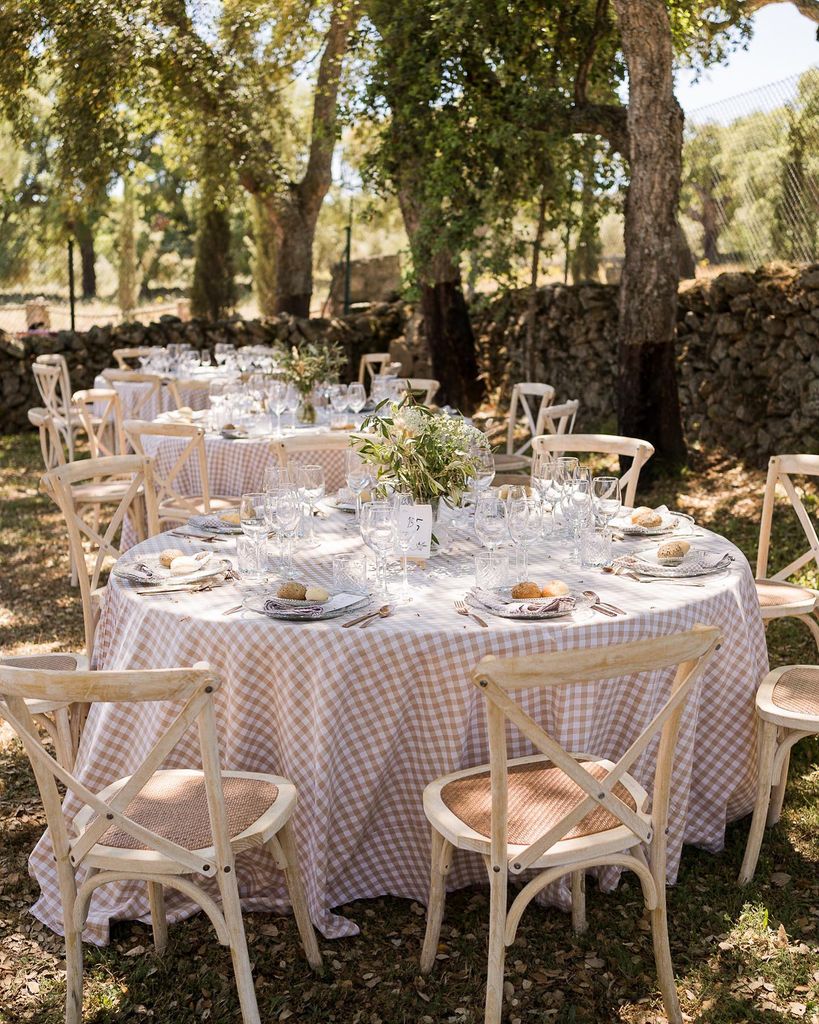 Decoración con manteles de boda a color vichy beige