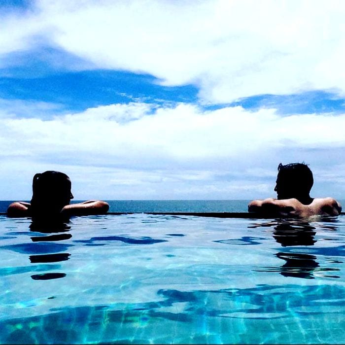Roberto Leal y Sara Rubio en la piscina frente al mar