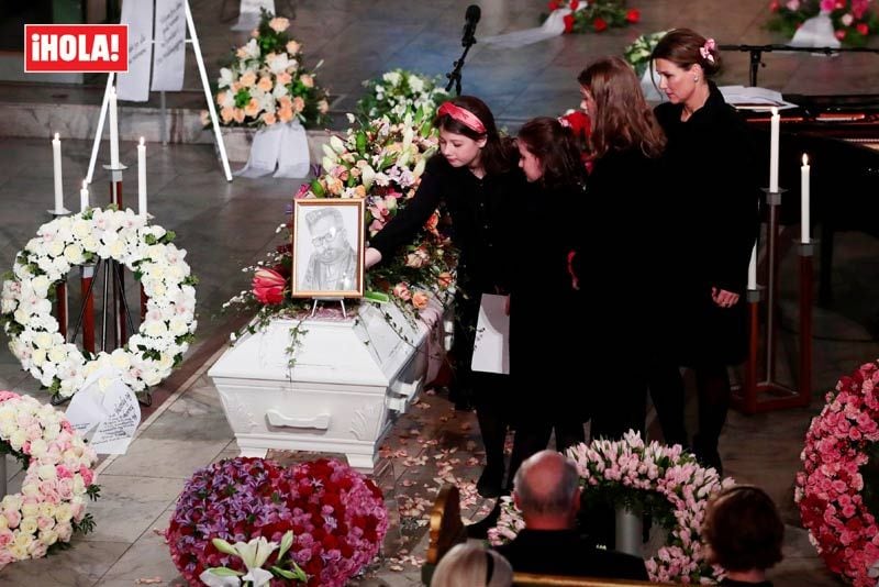 Marta Luisa de Noruega con sus hijas