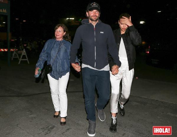 Bradley Cooper salió del concierto de Beyoncé de la mano de sus dos acompañantes: la modelo Irina Shayk y la madre de esta
