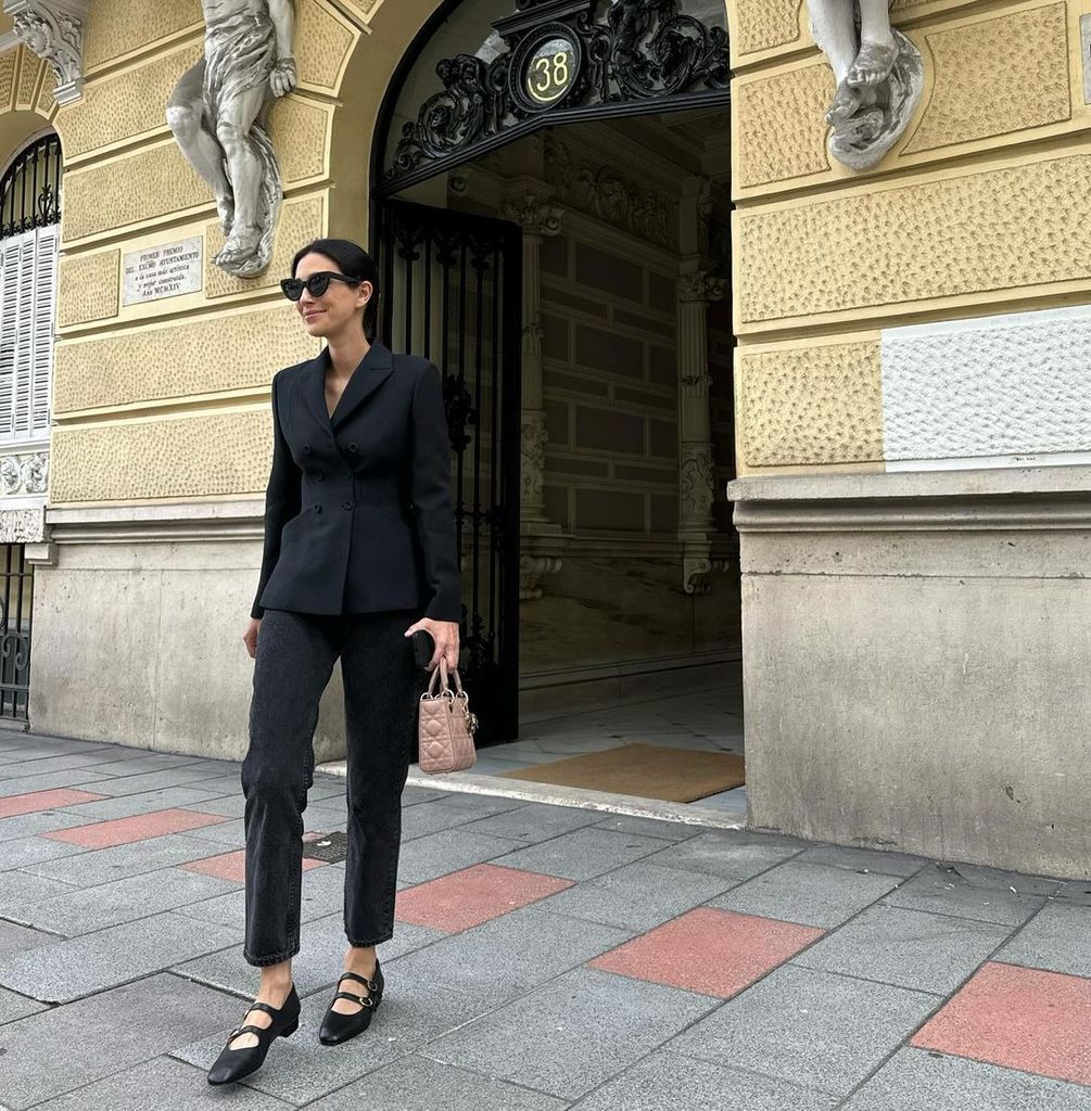 Sassa de Osma con total look negro, chaqueta de Dior y bailarinas