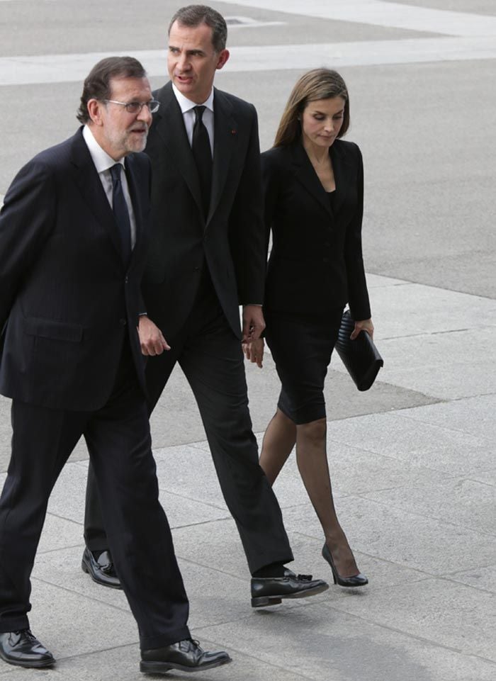 Don Felipe y doña Letizia fueron recibidos a pie de la escalinata de la Catedral de La Almudena por el presidente del Gobierno en funciones, Mariano Rajoy, a su llegada al funeral por las víctimas de los terremotos de Ecuador
